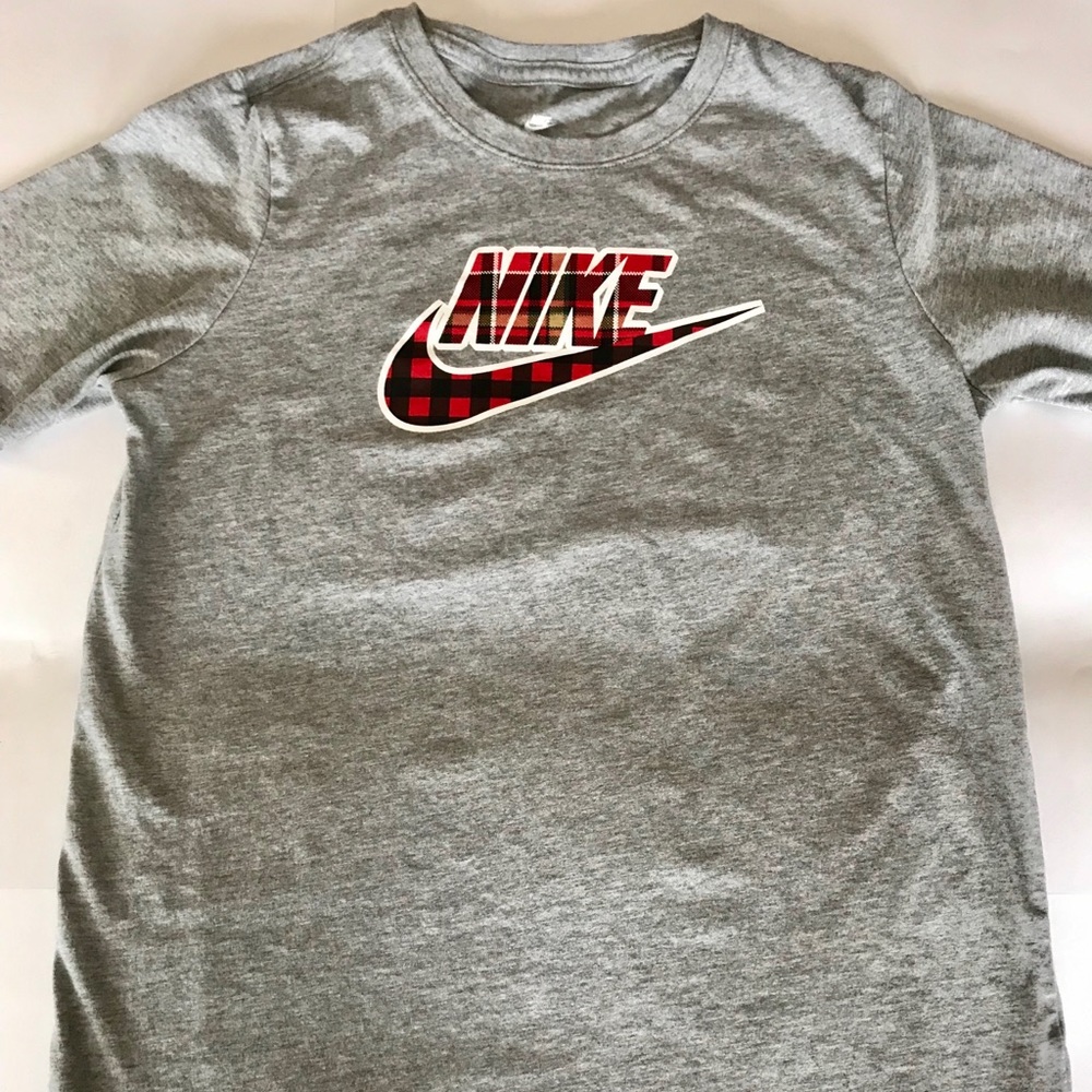 Nike Boys T-Shirt in Size Large